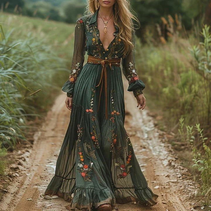 Femme portant la robe verte brodée de fleurs, ceinture en cuir nouée, sur un chemin de campagne 1