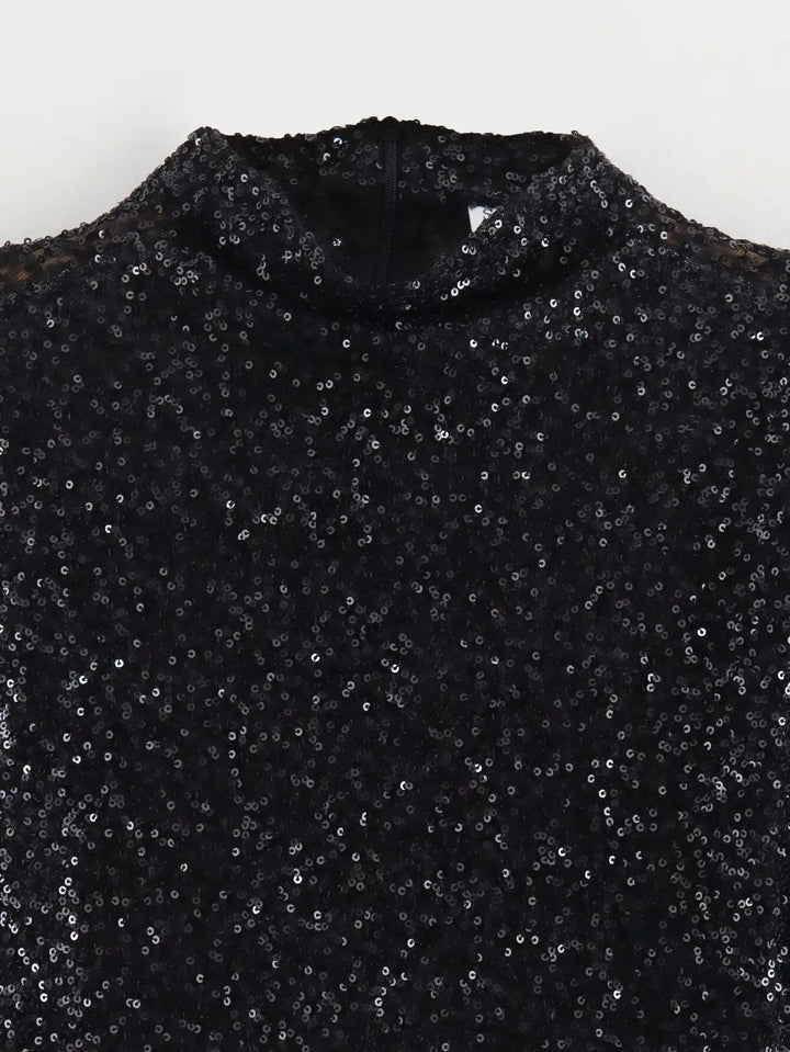 Gros plan sur le haut de la robe noire, paillettes serrées et col montant 4