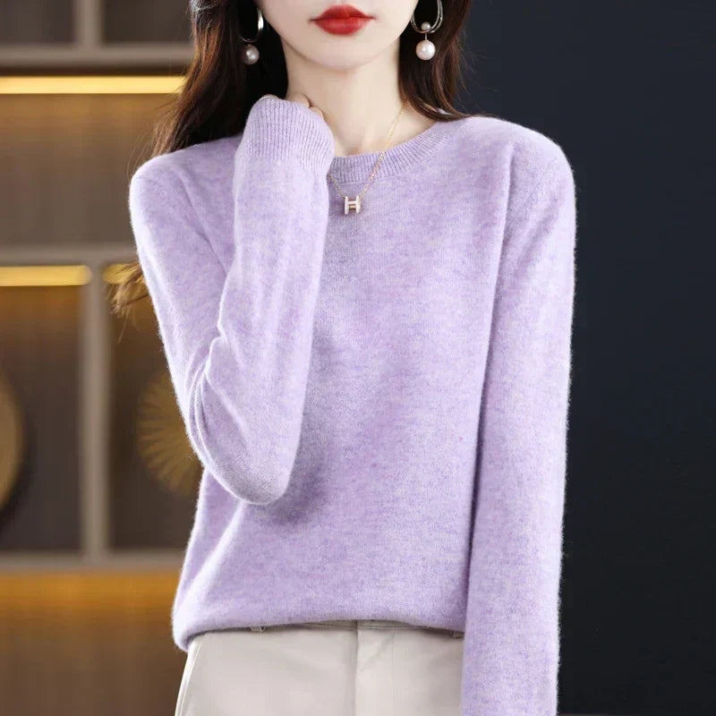 Pull col rond lilas clair porté avec un pantalon crème, main remontée vers l'épaule 17