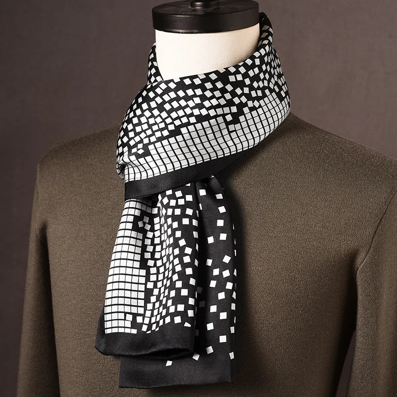 Foulard en soie noir et blanc à motif de carreaux en dégradé, bordure noire, drapé sur un mannequin avec pull kaki. 13