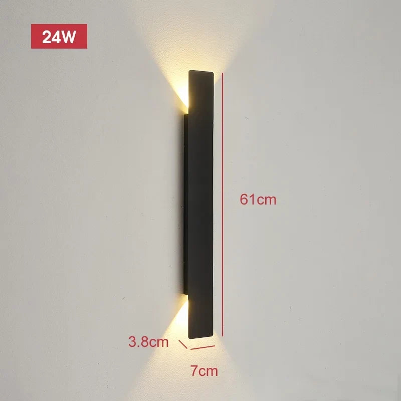 Grande applique noire de 61 cm de haut, 7 cm de large et 3,8 cm de profondeur, allumée avec ses dimensions indiquées. 12