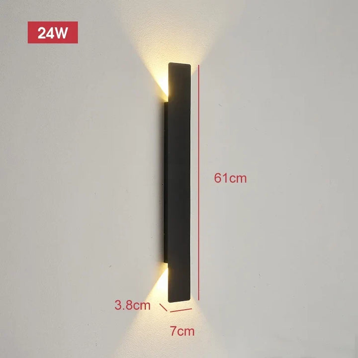 Grande applique noire de 61 cm de haut, 7 cm de large et 3,8 cm de profondeur, allumée avec ses dimensions indiquées. 12