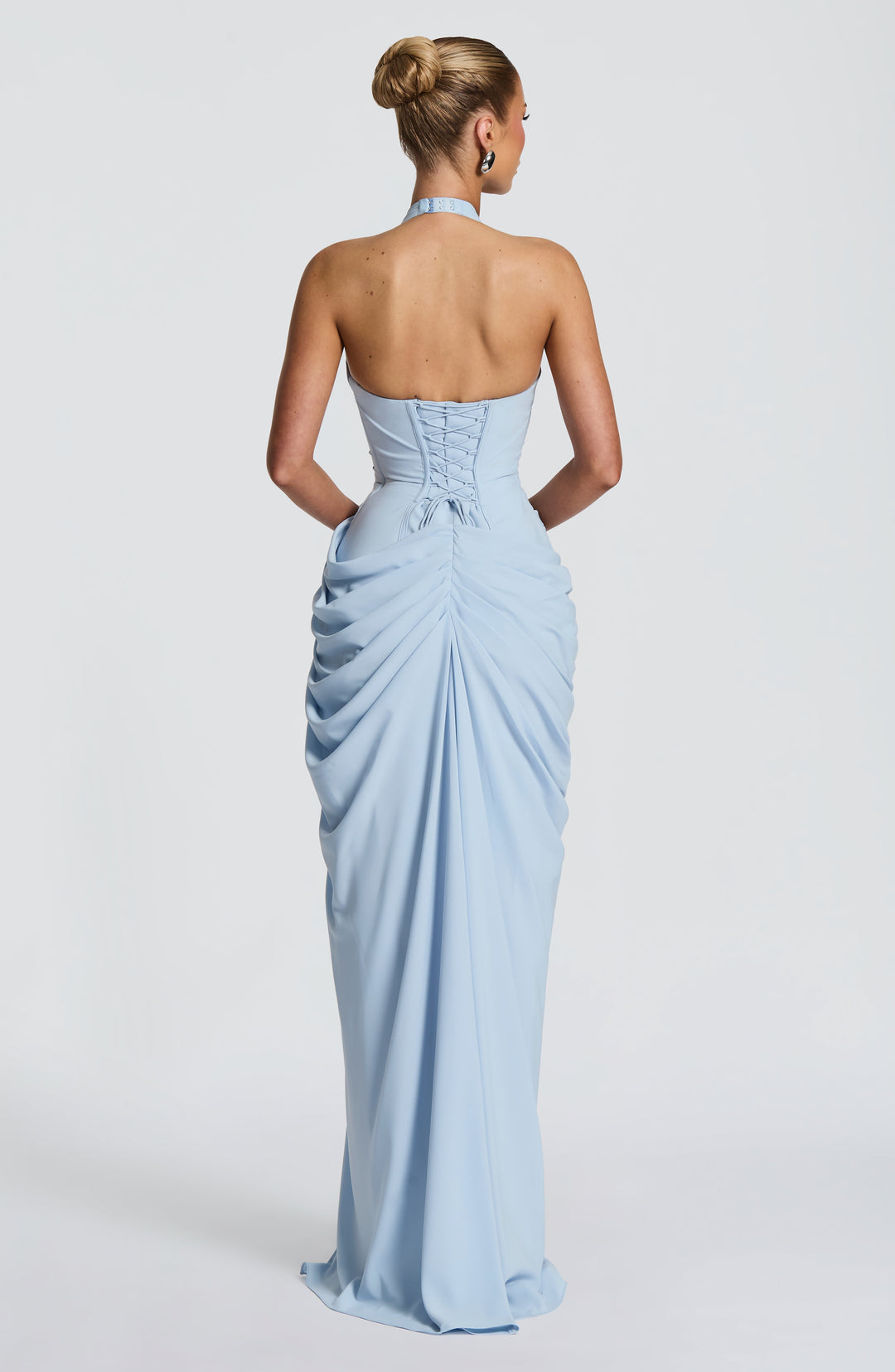 Vue de dos de la robe bleu clair: dos nu, laçage corset et jupe froncée tombant jusqu'au sol. 10