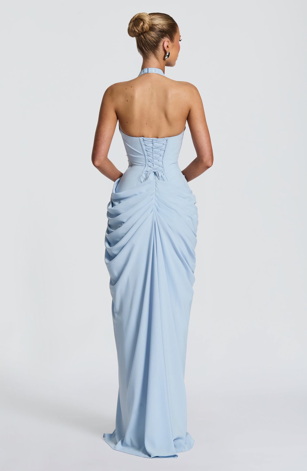 Vue de dos de la robe bleu clair: dos nu, laçage corset et jupe froncée tombant jusqu'au sol. 10