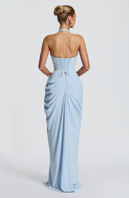 Vue de dos de la robe bleu clair: dos nu, laçage corset et jupe froncée tombant jusqu'au sol. 10