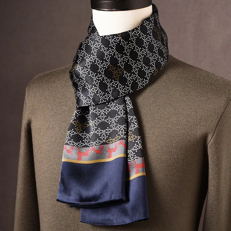 Foulard en soie noir à motif de points blancs, liseré de cerfs rouges et bordure bleu marine, sur mannequin avec pull kaki. 16