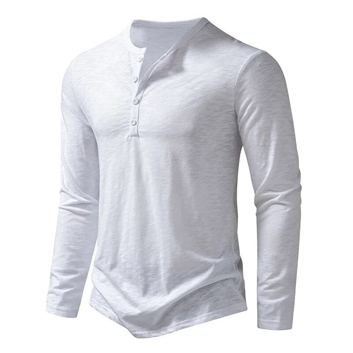 Henley blanc vu de trois quarts, avec boutons clairs sur la patte et silhouette ajustée 10