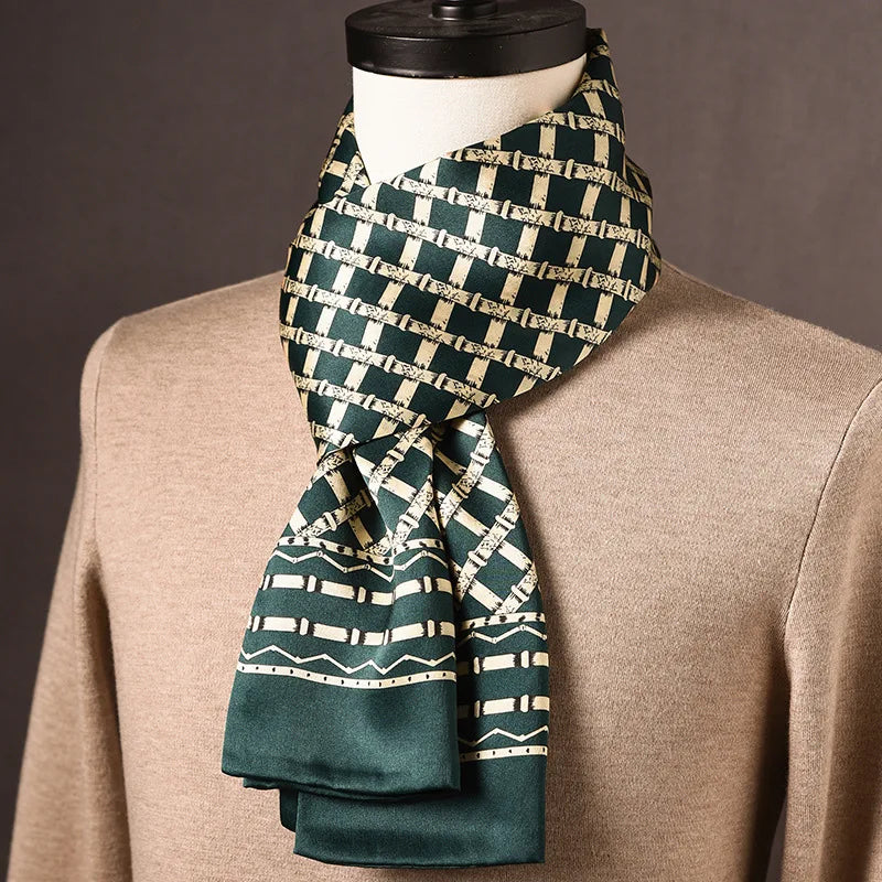 Foulard en soie vert foncé à motif de treillis crème et bordure verte, porté sur un mannequin avec pull beige. 19