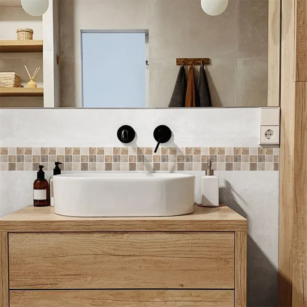 Bande de mosaïque beige et taupe collée au-dessus d'un meuble vasque en bois clair 2