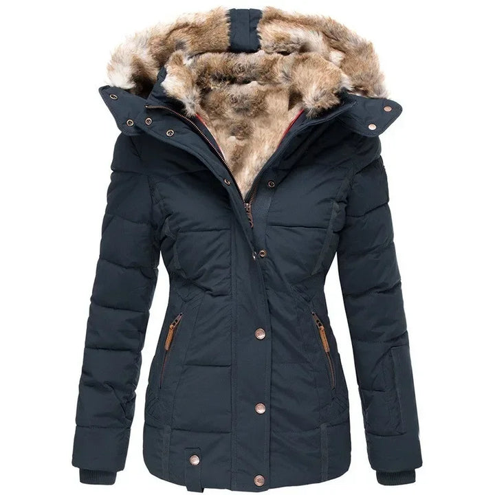 Parka matelassée bleu marine vue de face, capuche doublée de fausse fourrure, fermeture zippée et boutons-pression cuivrés. 5