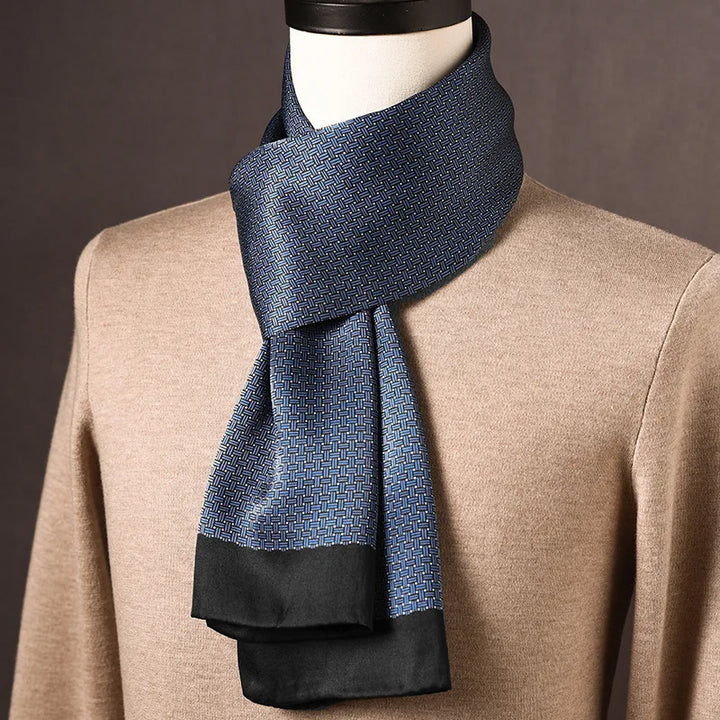 Foulard en soie bleu à motif tissé quadrillé, large bordure noire, drapé sur un mannequin avec pull beige. 3
