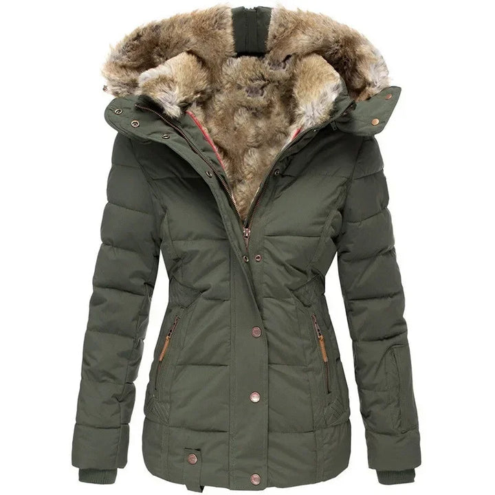 Parka matelassée vert kaki vue de face, zip et boutons-pression fermés, capuche doublée de fausse fourrure marron et poches zippées. 1