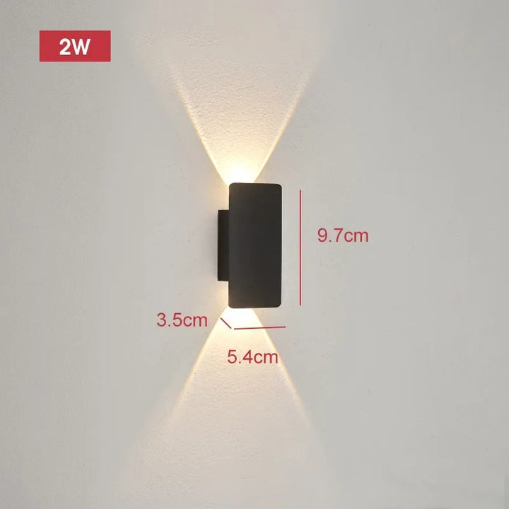 Petite applique noire compacte de 9,7 cm de haut, 5,4 cm de large et 3,5 cm de profondeur, avec ses dimensions affichées. 9