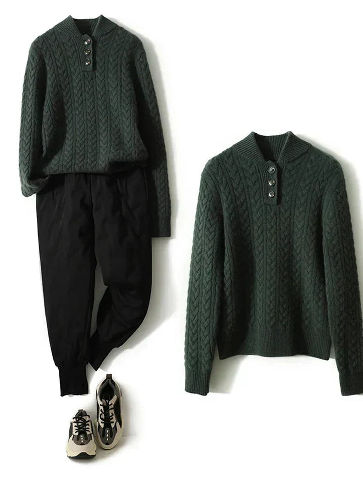 Deux vues du pull vert foncé à torsades posé à plat, l'une avec un pantalon noir et des baskets, l'autre seule. 16
