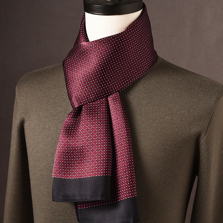 Foulard en soie rouge bordeaux à petits points et trame tissée, bordure noire, porté sur un mannequin avec pull kaki. 6