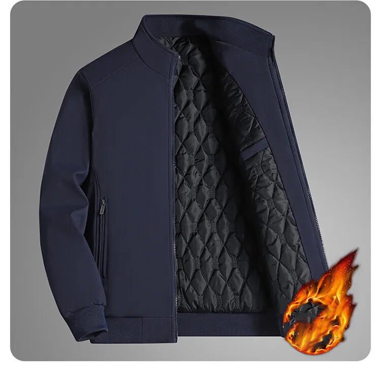 Veste bleu marine à col montant entrouverte sur la doublure matelassée, poche zippée visible, avec une boule de flammes. 13