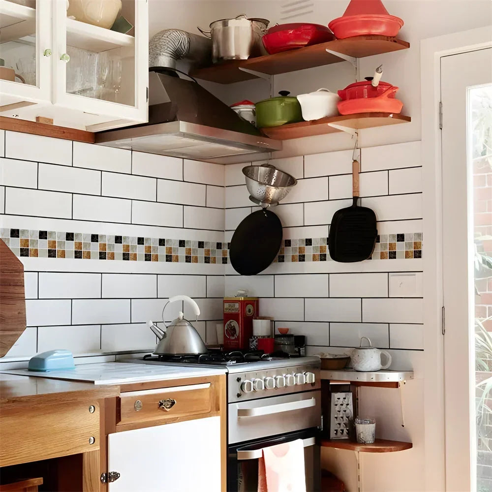 Frise de mosaïque beige, noire et orange sur le carrelage blanc d'une cuisine rustique 14