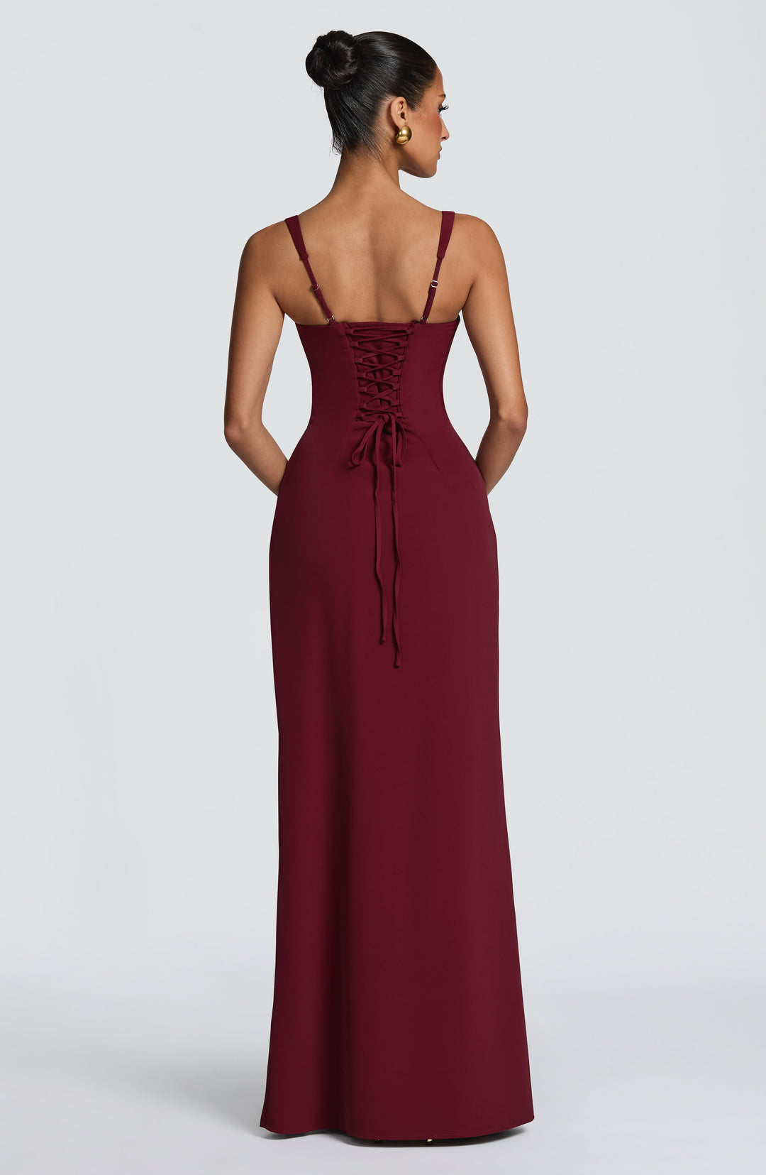 Vue de dos de la robe bordeaux avec corset lacé et bretelles fines réglables. 18