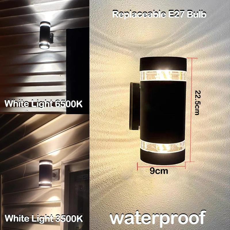 Petite applique cylindrique noire à deux bandes transparentes avec dimensions indiquées, éclairant un mur en lumière blanche et chaude. 10