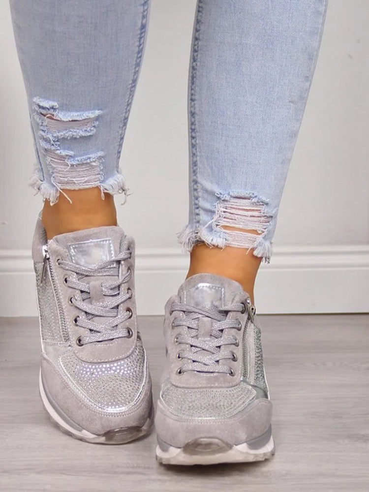 Vue de face de baskets grises lacées à strass, portées avec un jean déchiré 6