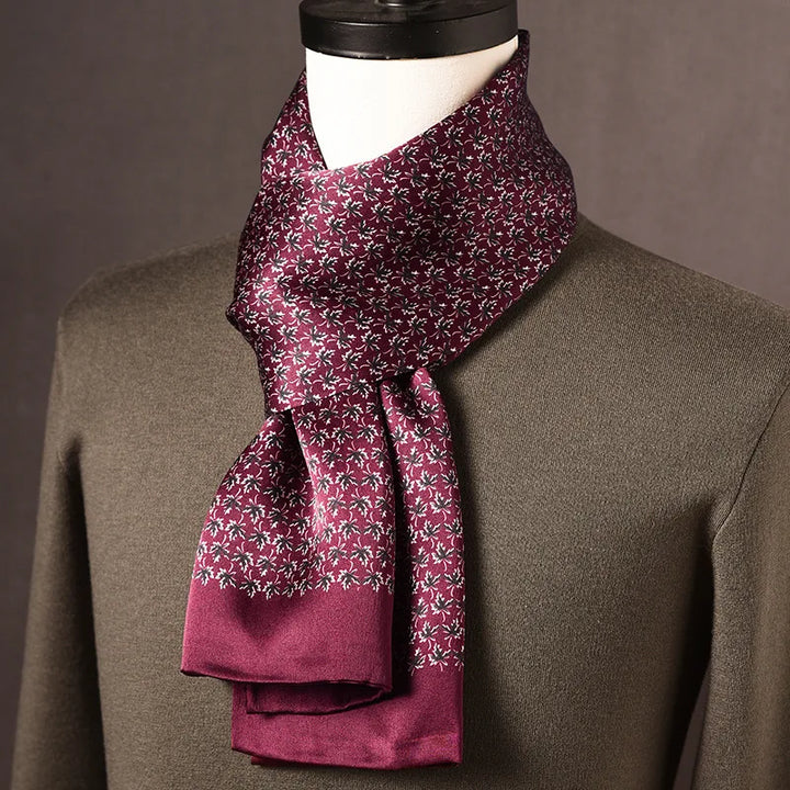 Foulard en soie prune à petits motifs floraux sombres et blancs, bordure unie, porté sur un mannequin avec pull kaki. 17