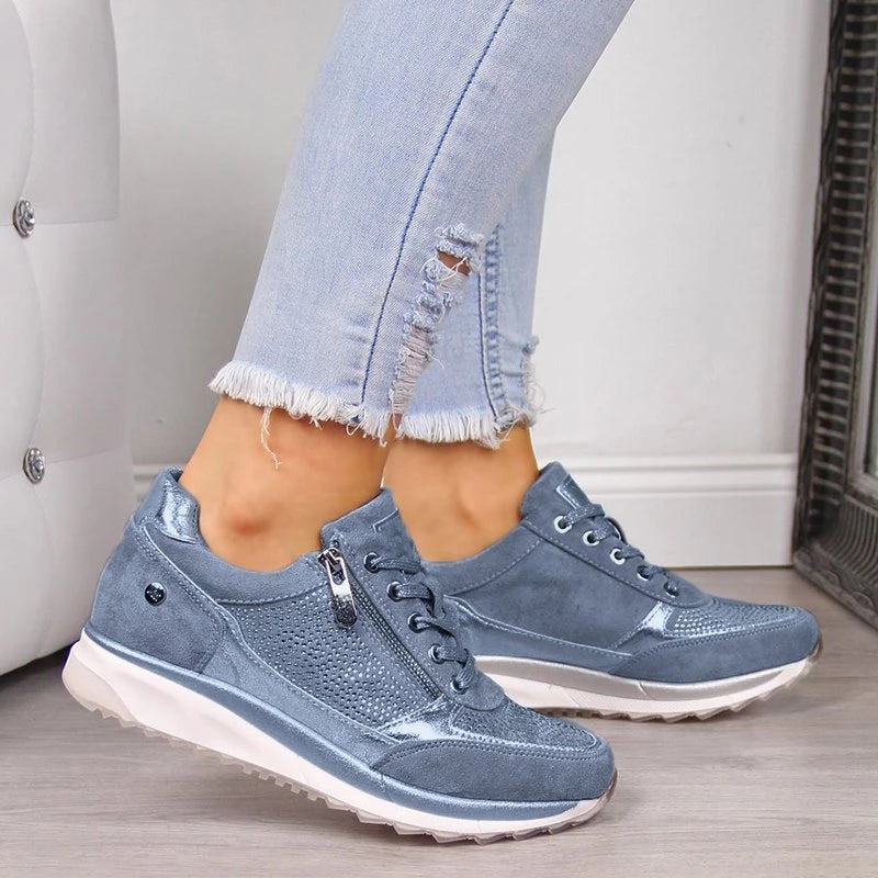 Baskets bleues à lacets et zip latéral portées avec un jean clair déchiré 3
