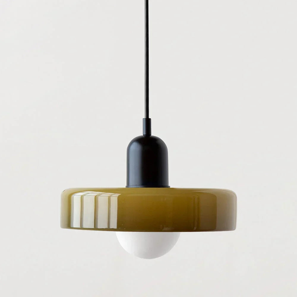 Suspension à abat-jour en verre vert olive avec capuchon noir mat et câble noir, globe opalin sous le disque. 23