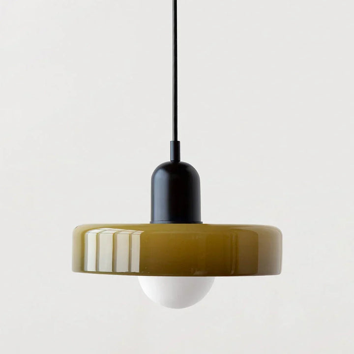 Suspension à abat-jour en verre vert olive avec capuchon noir mat et câble noir, globe opalin sous le disque. 23