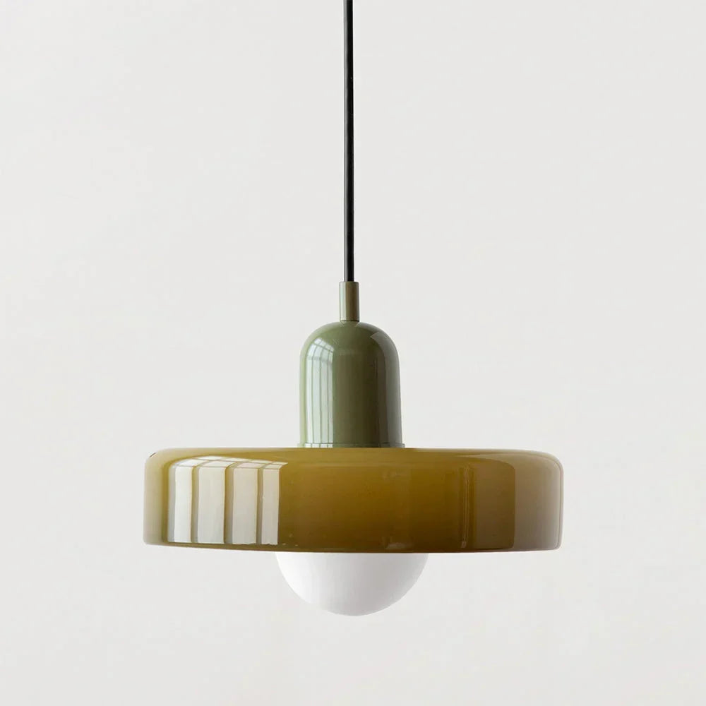 Suspension à abat-jour en verre vert olive avec capuchon vert sauge et câble noir, globe opalin dessous, vue de face. 22