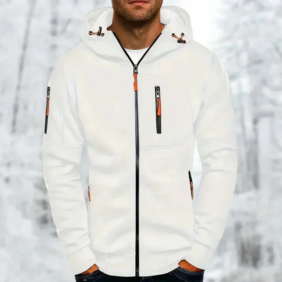Sweat à capuche zippé blanc porté par un modèle, zips et cordons de capuche orange, fond de forêt enneigée. 3