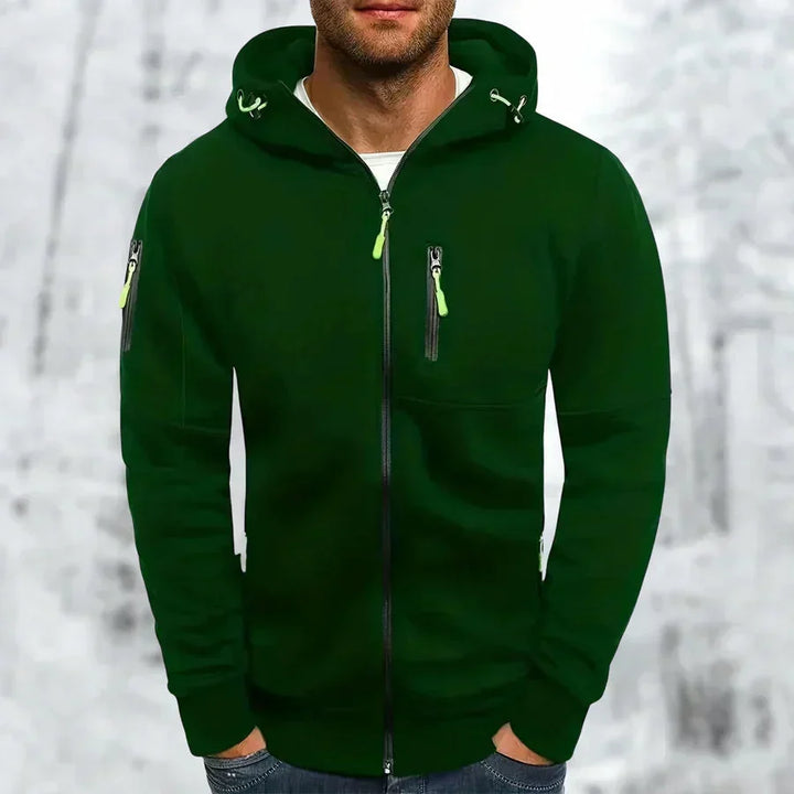 Sweat à capuche zippé vert foncé porté par un modèle, avec zips vert citron et poche zippée sur la poitrine. 6
