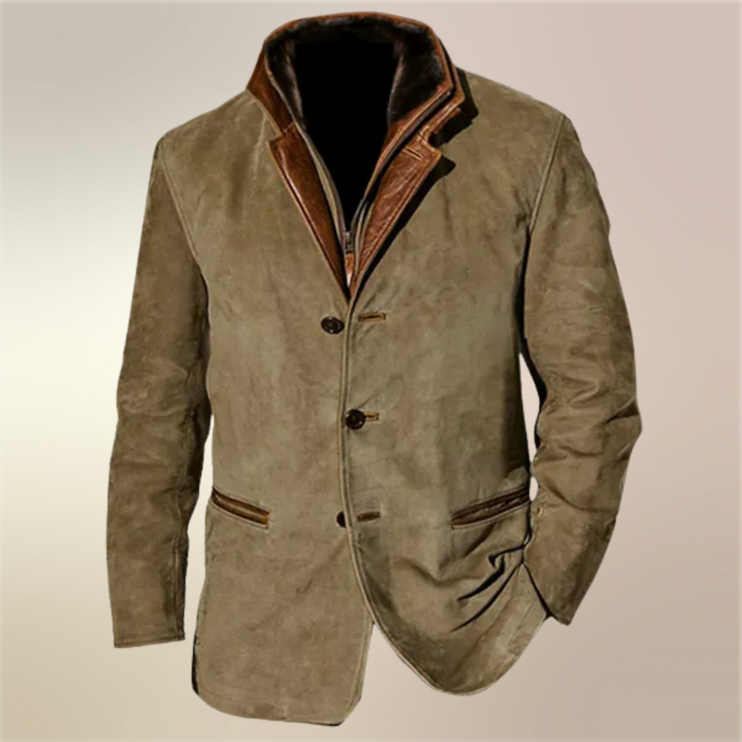 Veste en daim vert kaki présentée seule, avec col double en cuir brun, trois boutons et poches passepoilées. 2