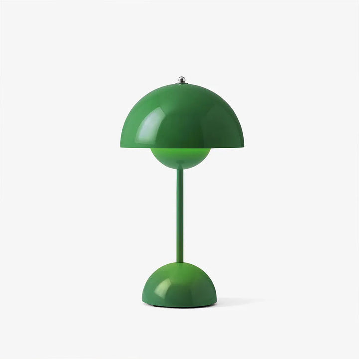 Lampe champignon vert vif brillante allumée, vue de face sur fond blanc uni. 15