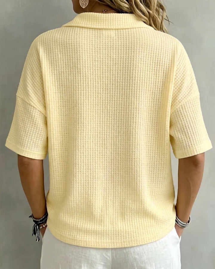 Vue de dos du polo jaune pâle en maille gaufrée, avec col rabattu et manches courtes 3