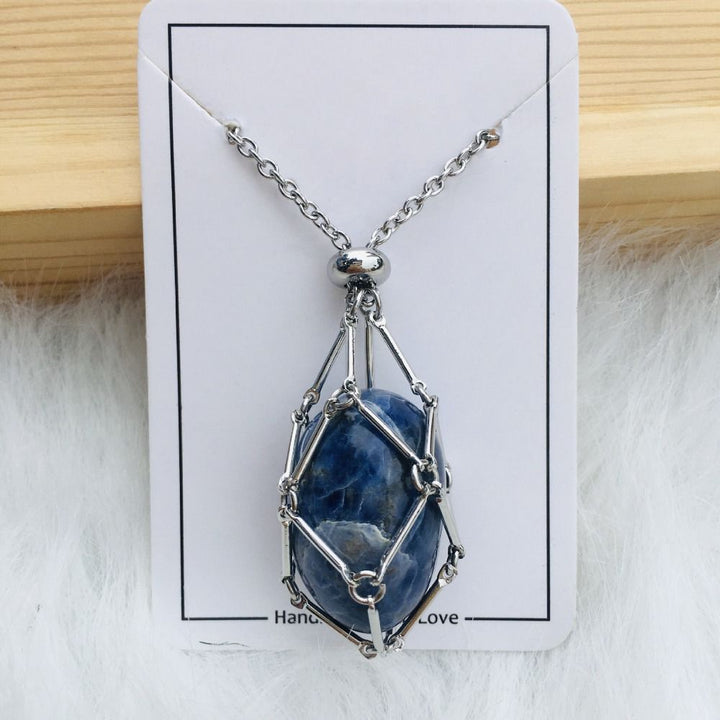 Collier argenté avec filet enserrant une pierre bleue veinée de blanc, de forme ovale, sur une carte blanche. 13