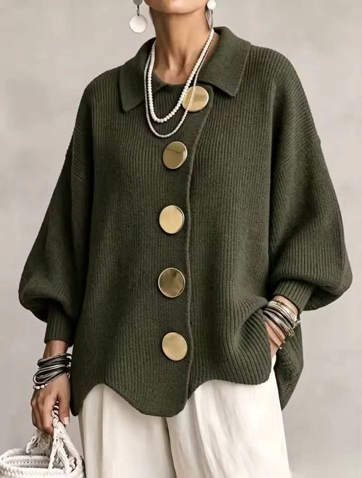Vue de face du cardigan vert kaki en maille côtelée, col polo, grands boutons dorés et manches bouffantes, porté par un mannequin. 4