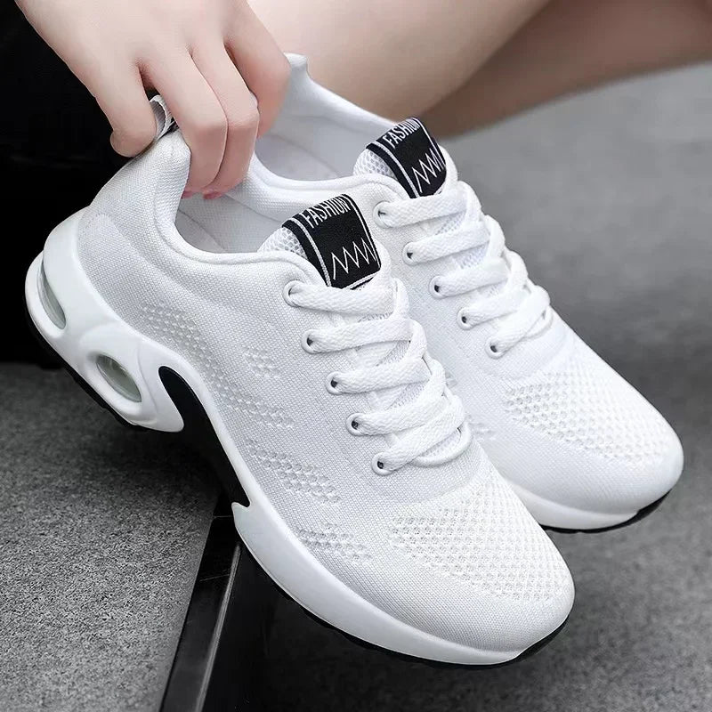 Paire de baskets blanches en maille aérée vue de trois quarts, semelle épaisse blanche et noire à bulle d'air. 2
