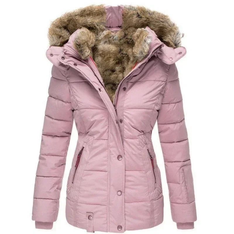 Parka matelassée rose pâle vue de face, capuche doublée de fausse fourrure marron, poches zippées et poignets côtelés. 6