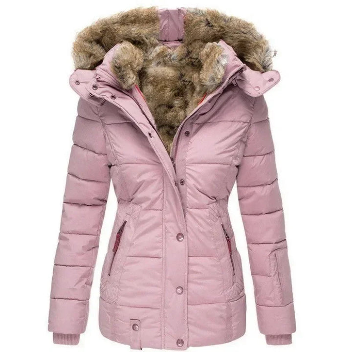 Parka matelassée rose pâle vue de face, capuche doublée de fausse fourrure marron, poches zippées et poignets côtelés. 6