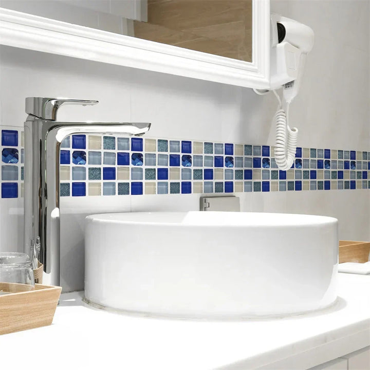 Bande de mosaïque bleue, beige et turquoise collée au-dessus d'un lavabo rond blanc et d'un robinet chromé 56