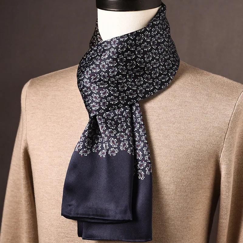 Foulard en soie bleu marine à petits motifs cachemire blancs, partie basse unie, porté sur un mannequin en pull beige. 26