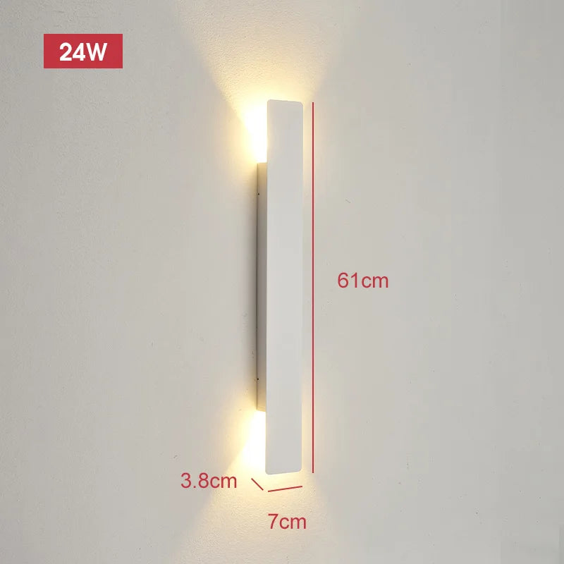 Applique blanche de 61 cm de haut, 7 cm de large et 3,8 cm de profondeur, allumée sur un mur clair avec ses cotes indiquées. 8