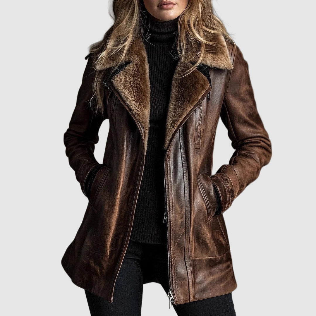 Femme portant la veste en cuir marron, vue de face, col en peau lainée et zip asymétrique 1