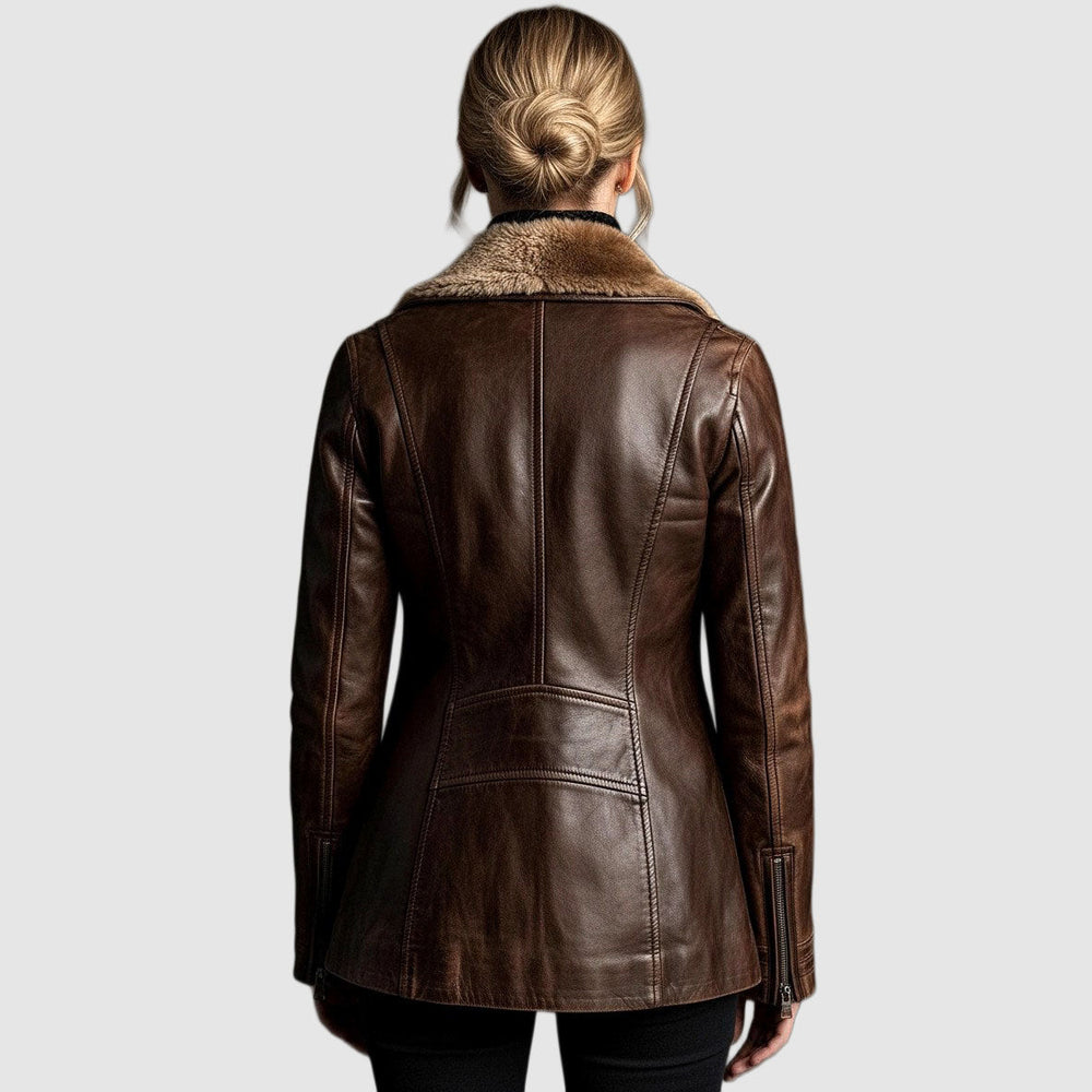 Veste en cuir marron portée de dos, avec découpes cousues, col en peau lainée et poignets zippés 2