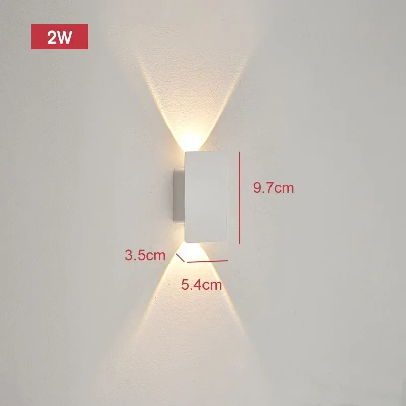 Petite applique blanche de 9,7 cm de haut, 5,4 cm de large et 3,5 cm de profondeur, avec ses dimensions affichées. 13