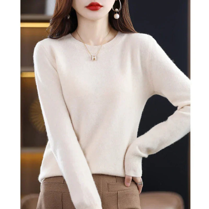 Pull col rond crème porté avec un pantalon camel, main sur la hanche, vue de face 18