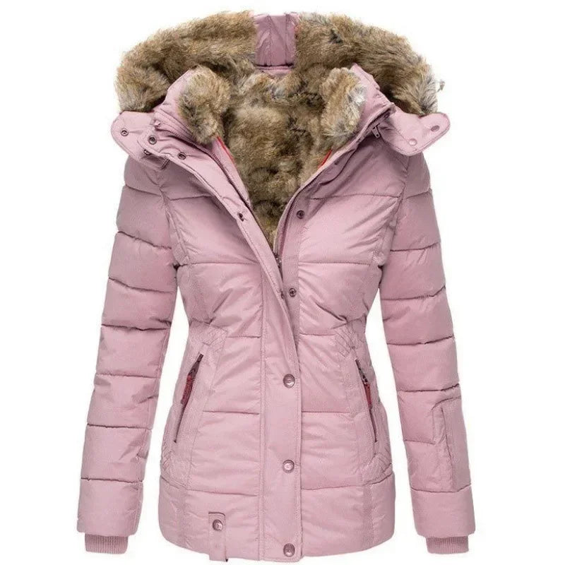 Parka matelassée rose pâle présentée de face, capuche doublée de fausse fourrure, zip et boutons-pression sur le devant. 8