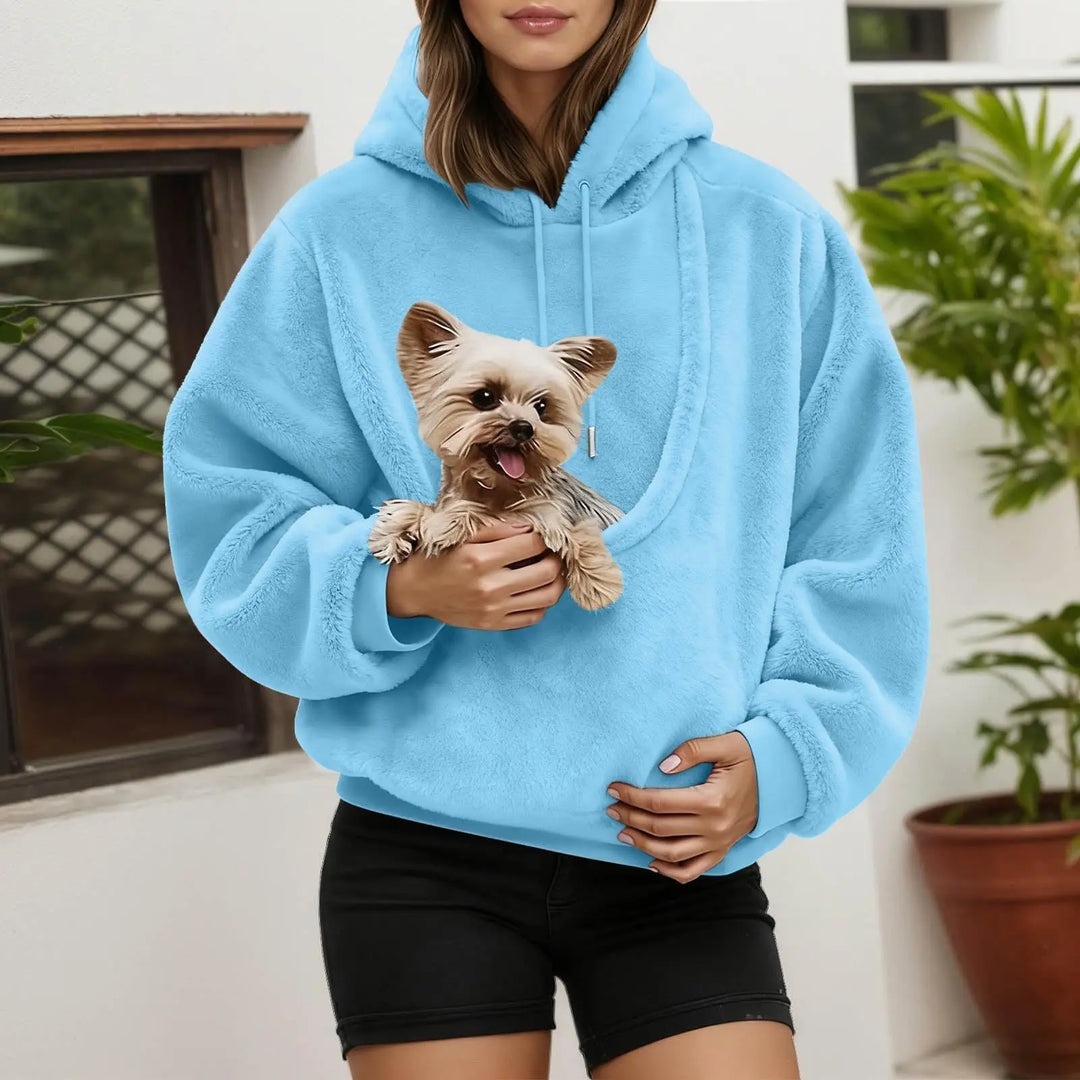 Sweat à capuche bleu ciel en polaire douce, porté par une femme qui tient un petit chien dans la poche ventrale. 8