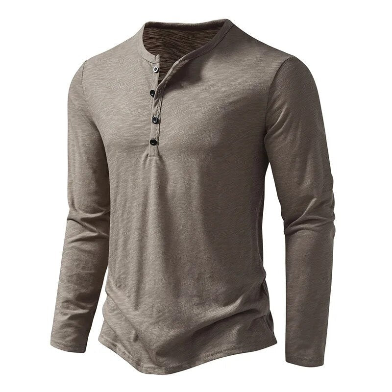 Haut henley beige taupe vu de trois quarts, avec quatre boutons sombres sur la patte de boutonnage 2