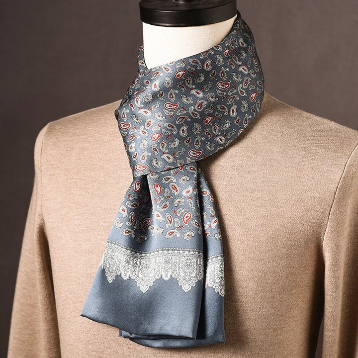 Foulard en soie gris bleuté à petits cachemires rouges et blancs, bordure dentelée blanche, sur mannequin avec pull beige. 18